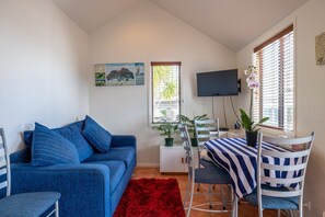 Traditional-Studio, Klimaanlage, Meerblick | Wohnbereich | 32-Zoll-Smart-TV mit Digitalempfang, Streaming-Dienste