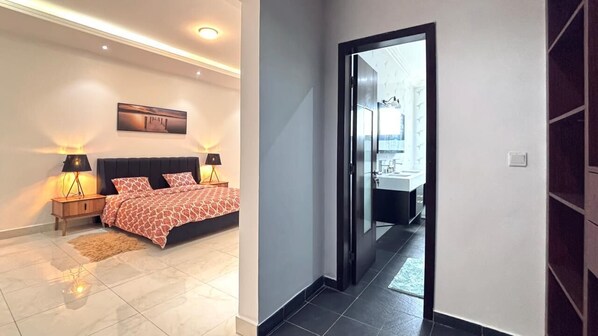 3 dormitoris, planxa i posts de planxar, wifi i roba de llit