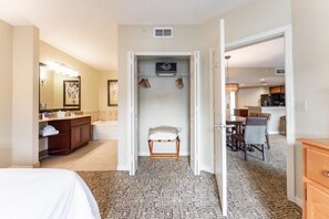 2 bedrooms, in-room safe, WiFi, bed sheets