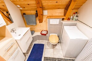 Suihku, hiustenkuivaaja, pyyhkeet, saippua