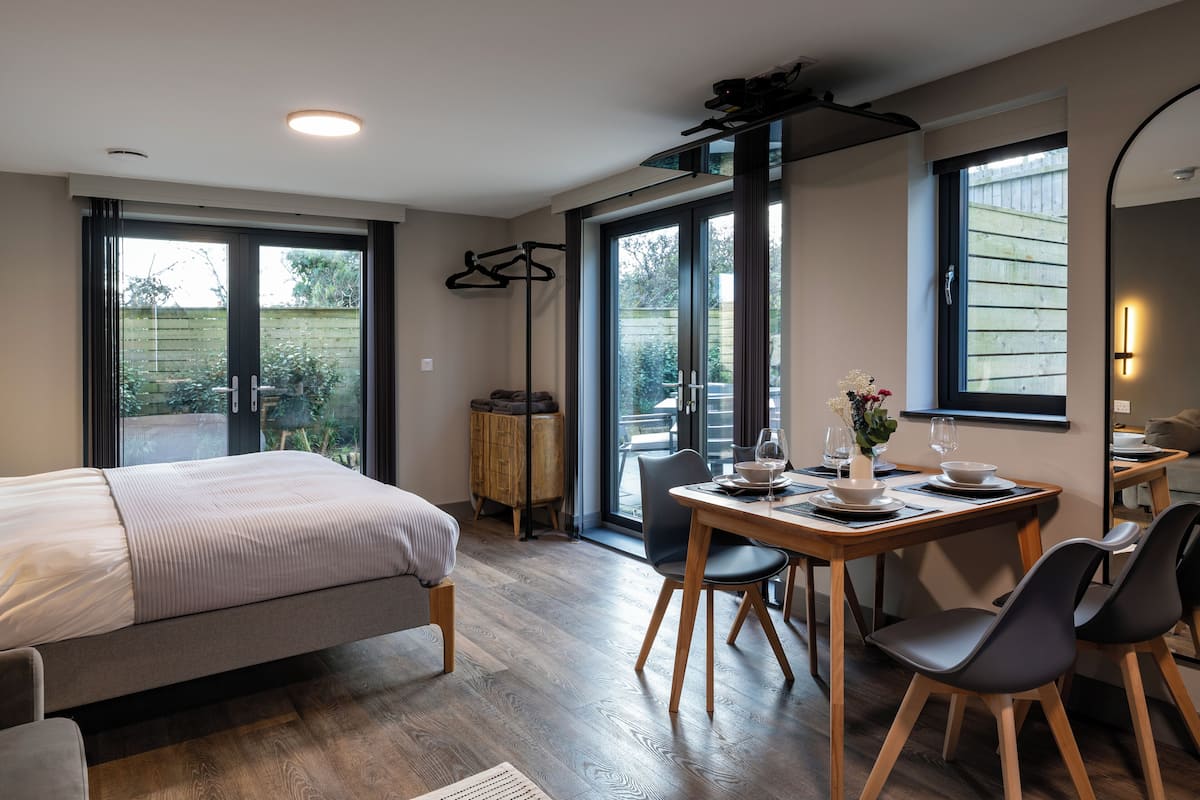 Habitación cuádruple Deluxe, vistas al jardín | Ropa de cama de alta calidad y decoración individual