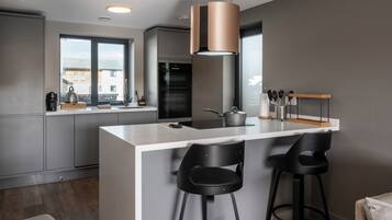 Studio – superior, hageutsikt | Eget kjøkken | Kjøleskap, mikrobølgeovn, espressomaskin og vannkoker