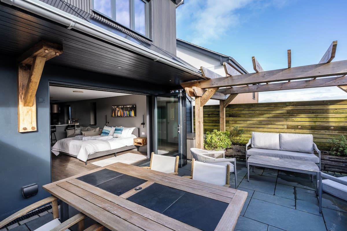 Superior Studio, Garden View