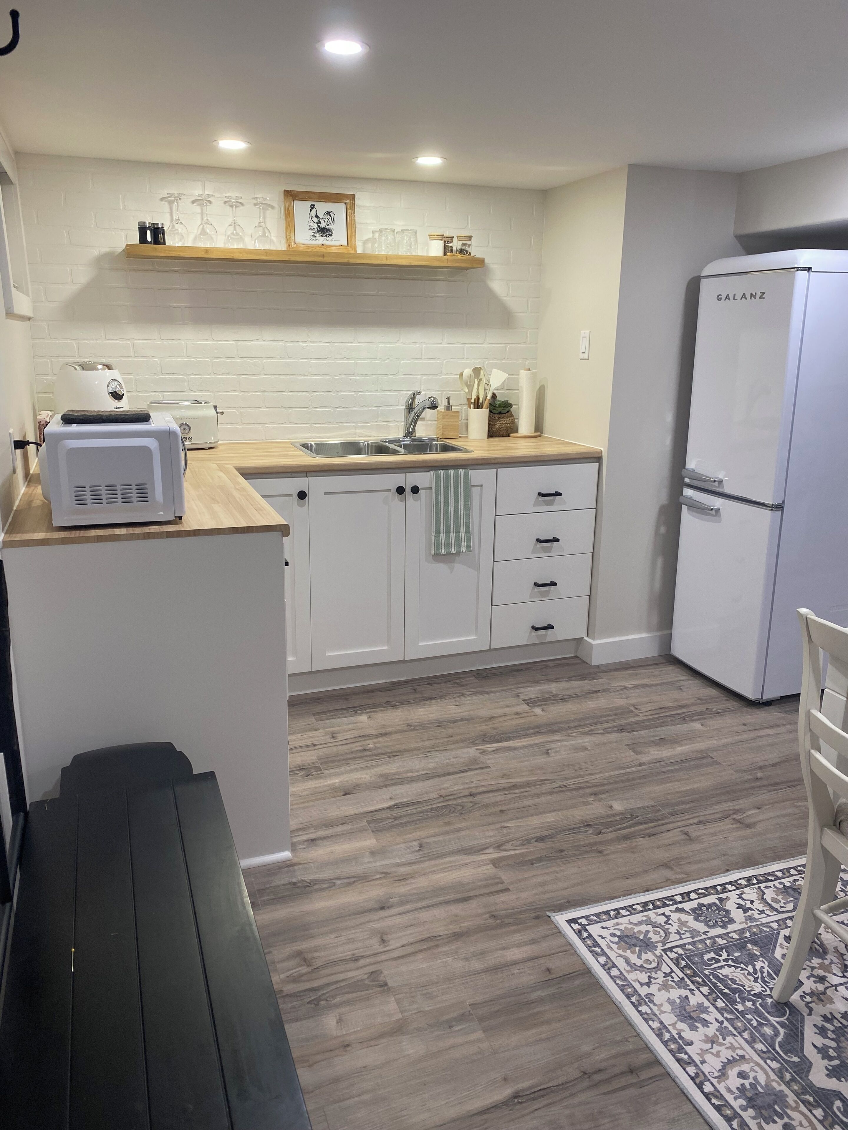 Réfrigérateur, micro-ondes, cafetière/bouilloire, bouilloire électrique