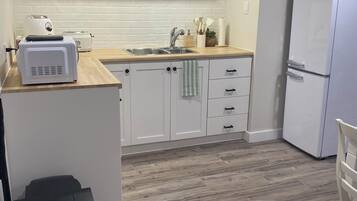Réfrigérateur, micro-ondes, cafetière/bouilloire, bouilloire électrique