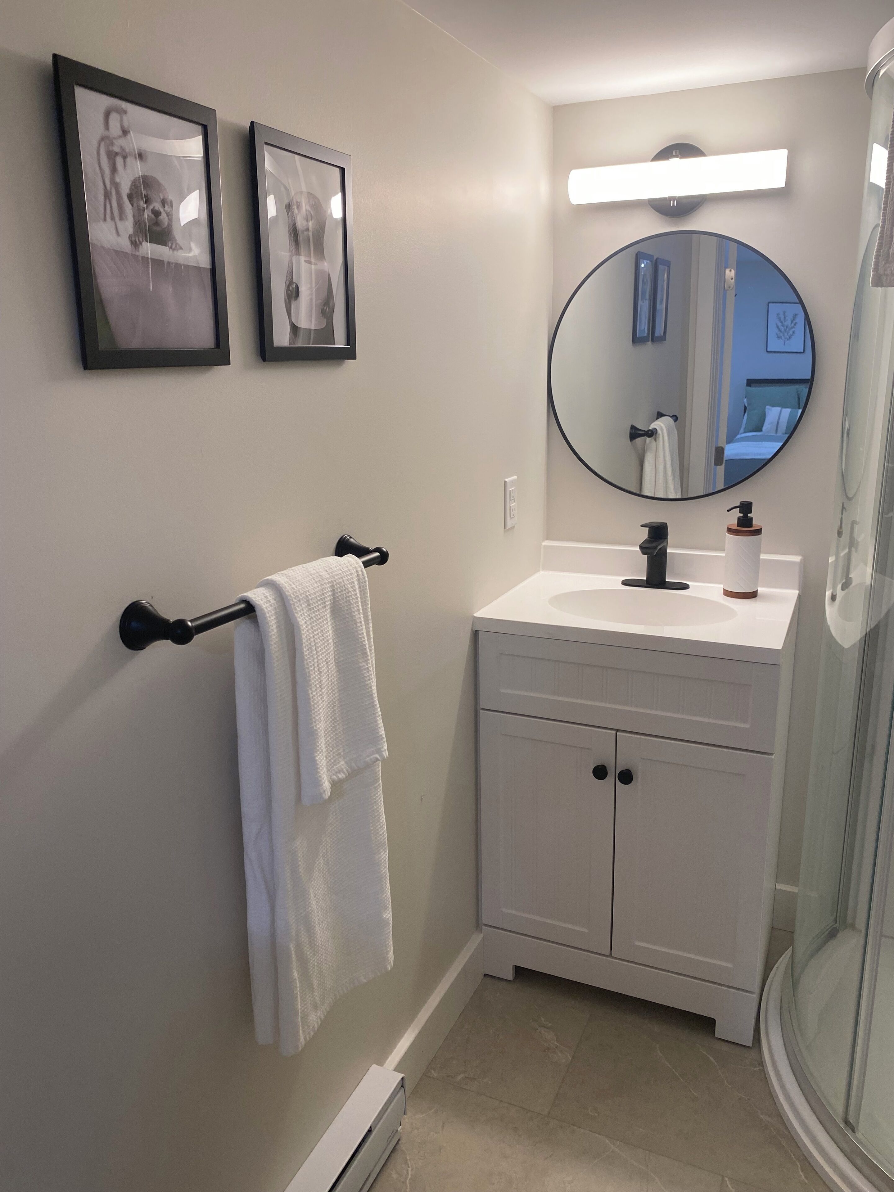 Douche, sèche-cheveux, serviettes fournies, savon