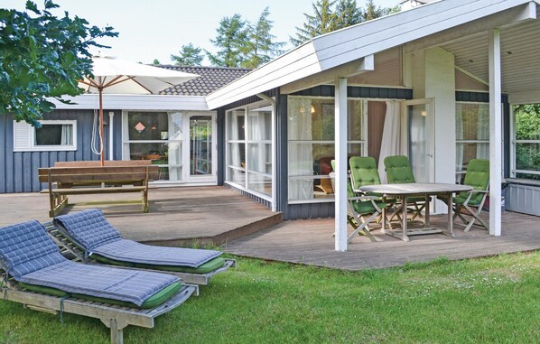 Outdoor dining - Nice home in Gilleleje with sauna (Gilleleje)