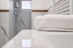 Douche, articles de toilette écologiques, sèche-cheveux, bidet