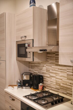 Réfrigérateur, micro-ondes, four, plaque de cuisson