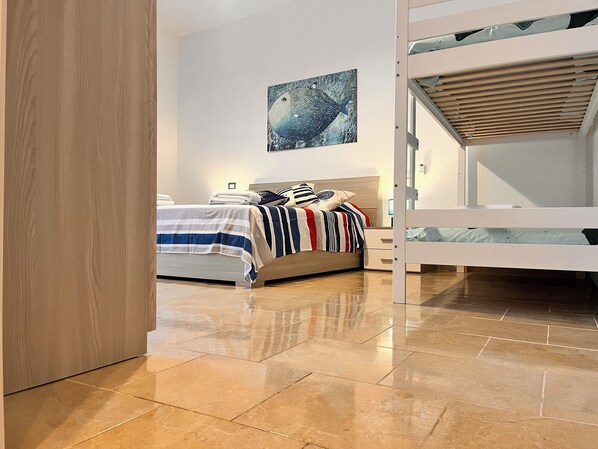 2 bedrooms, in-room safe, desk, iron/ironing board