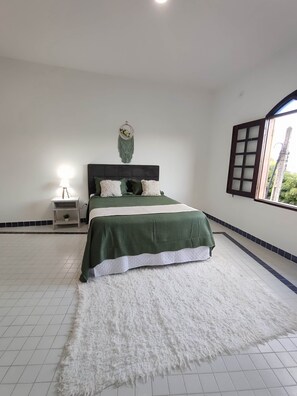 6 bedrooms, desk, iron/ironing board, travel crib
