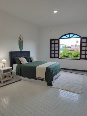 6 Schlafzimmer, Schreibtisch, Bügeleisen/Bügelbrett, Reisekinderbett