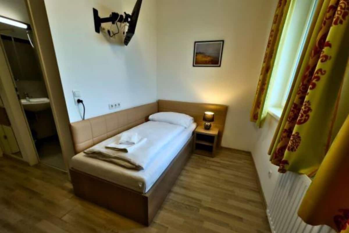 Klassieke kamer, uitzicht op stad | Een bureau, een laptopwerkplek, verduisterende gordijnen, gratis wifi