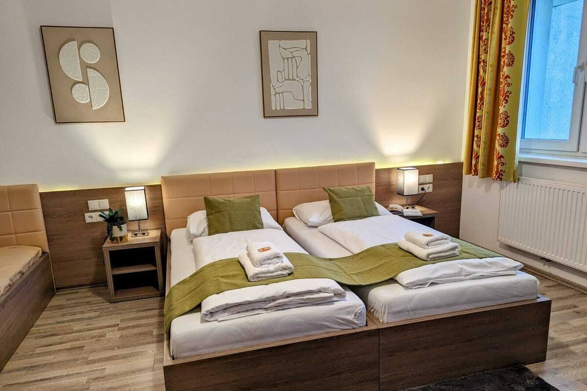 Comfort Twin kamer | Een bureau, een laptopwerkplek, verduisterende gordijnen, gratis wifi