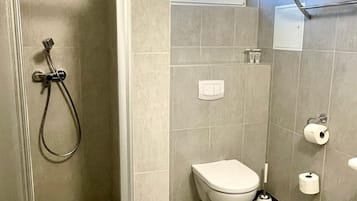 SĂšche-cheveux, serviettes fournies, savon, shampoing