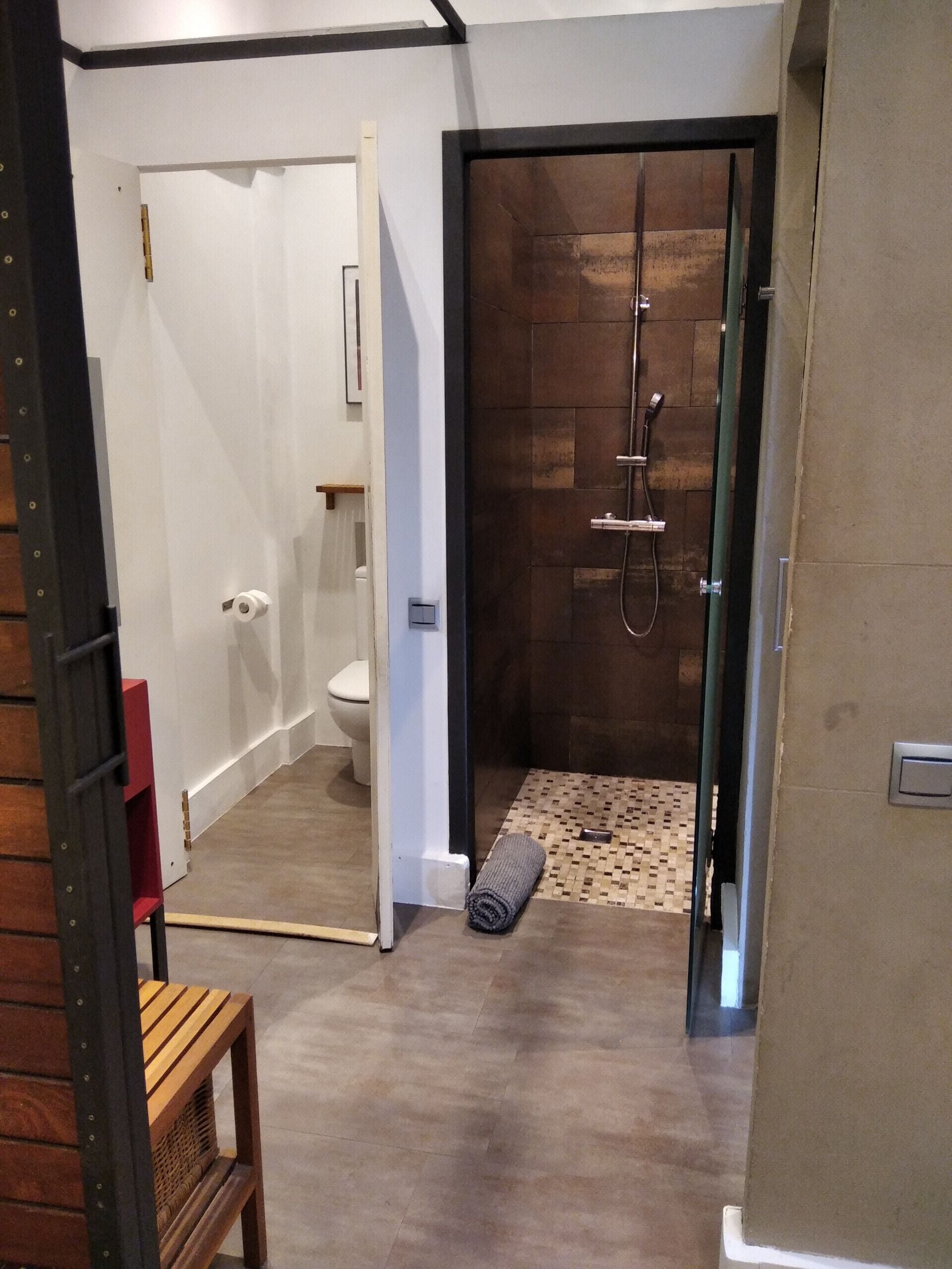 Een douche, handdoeken