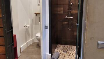 Een douche, handdoeken