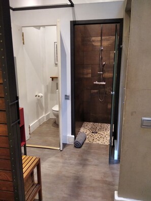 Shower, towels - MONUMENT, large, cosy apartment (Barcelona)