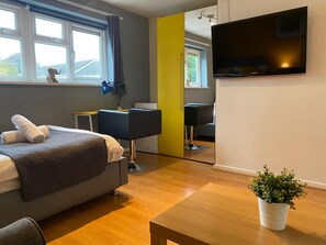 5 bedrooms, iron/ironing board, WiFi, bed sheets