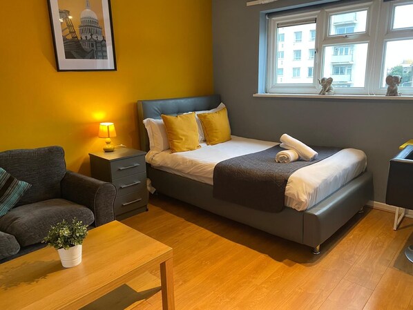 5 bedrooms, iron/ironing board, WiFi, bed sheets