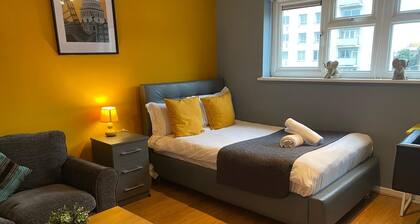 Spacious 5 BED Modern Getaway | Ideal for Work & Leisure Groups - Free Parking!