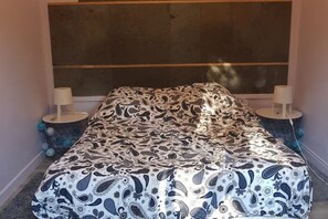 3 bedrooms, travel crib, free WiFi, bed sheets