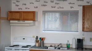 Una cocina con estufa, pileta y armarios de madera.