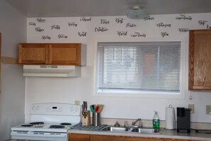 Microondas, horno, placa de cocina, utensilios de cocina