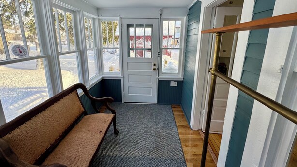 A room with a bench, a door, and large windows. - Spacious 7-bedroom house with WiFi, Garage, Sauna, and AC in amazing Calumet (Calumet)