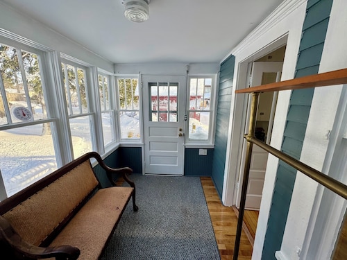 Spacious 7-bedroom house with WiFi, Garage, Sauna, and AC in amazing Calumet