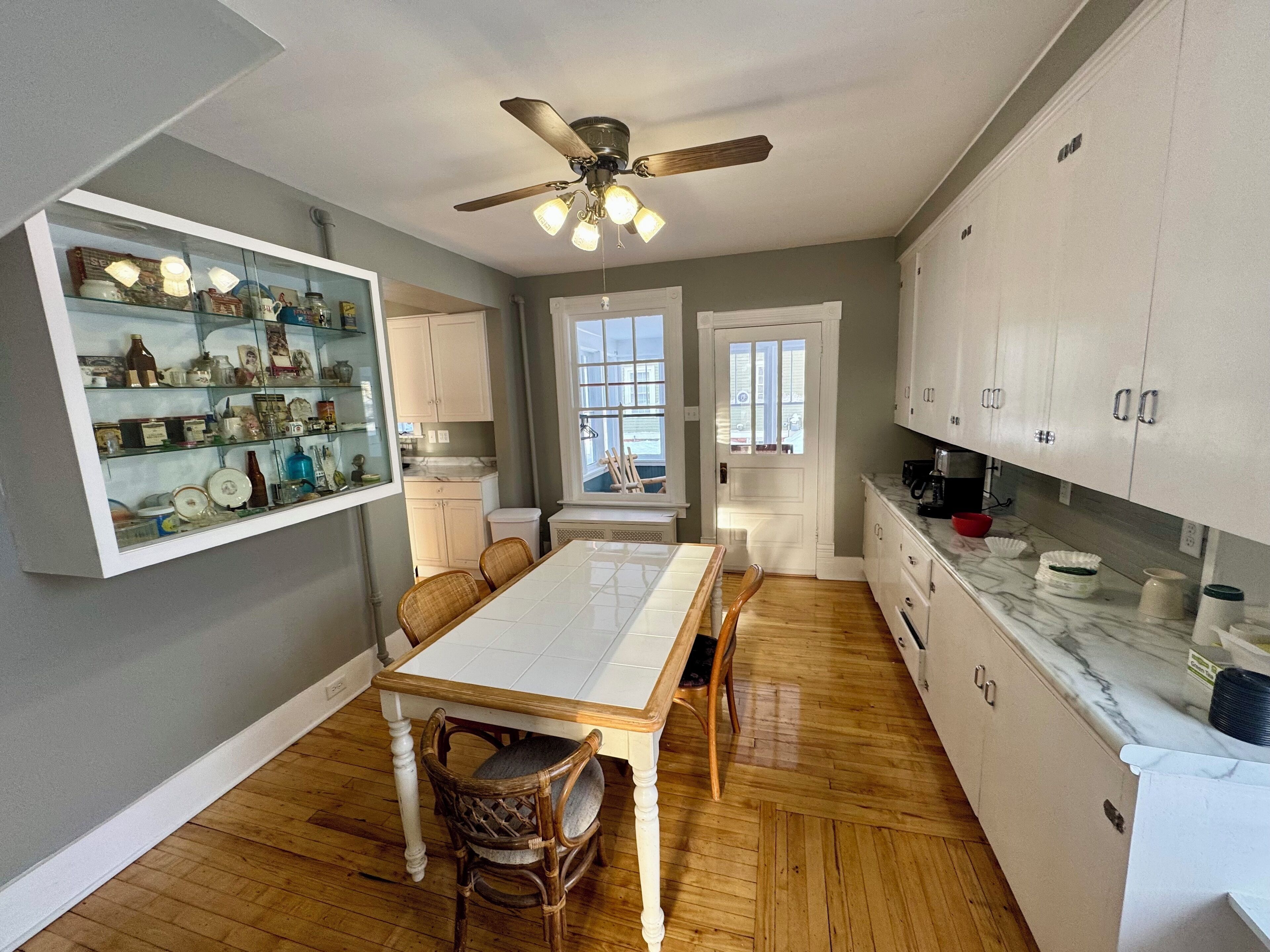 Kylskåp, mikrovågsugn, ugn och spishäll