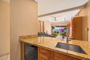 Deluxe Condo, Lanai | Private kitchen