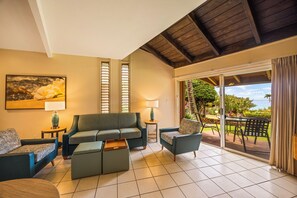 Deluxe Condo, Lanai | Living area
