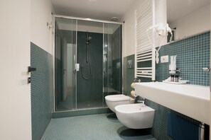 Deluxe Triple Room | Bathroom | Shower, free toiletries, hair dryer, slippers - History Suite Essence (Rome)