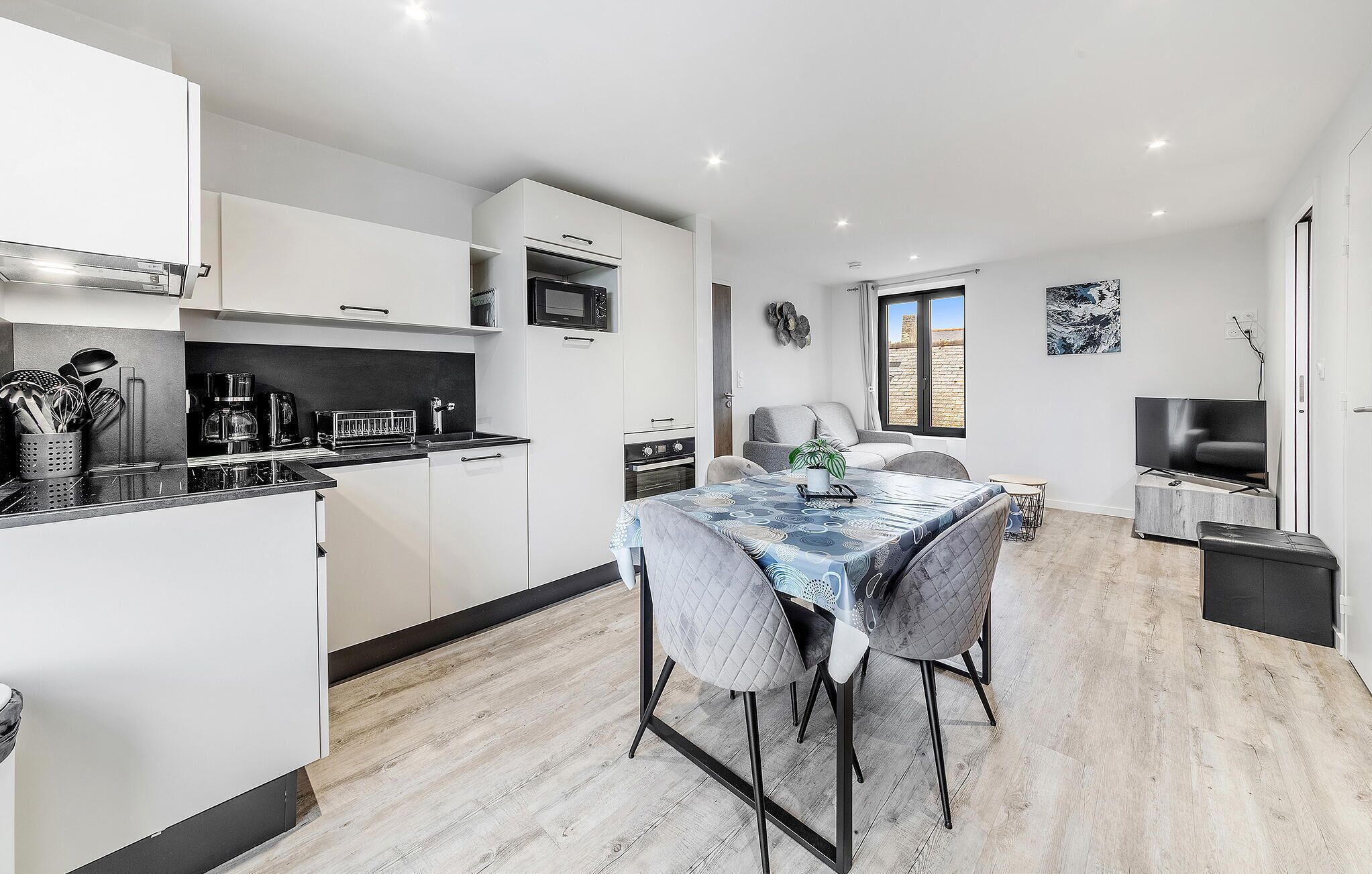Een koffiezetapparaat/waterkoker, een koelkast, een microgolfoven