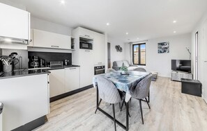 Fridge, oven, dishwasher, coffee/tea maker - Pet friendly apartment (Saint-Benoit-des-Ondes)