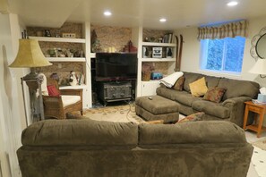 Smart TV, DVD player, books, stereo