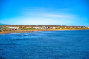 Beach - 3BED Home in Sunderland (Sleeps upto 6, Free Parking) 7min to stadium of light (Sunderland)
