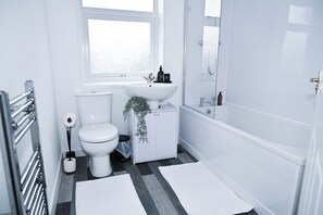 Sèche-cheveux, serviettes fournies, savon, shampoing