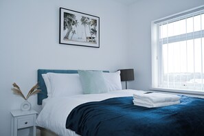 3 chambres, bureau, fer et planche à repasser, lit parapluie