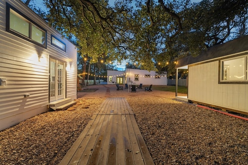 Austin Villas | 2 Homes + Tiny Home | 16 | Dogs OK