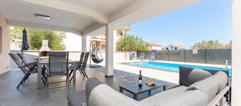 Beautiful home in Banj with WiFi