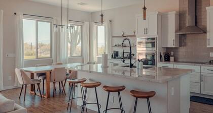 30 ft Saguaro Retreat -Unique Stargazing+ Desert Mountain Views