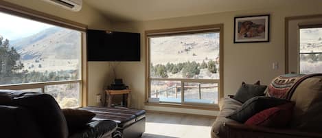 Smart TV, DVD player, mesa de pingue-pongue