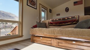 Smart-tv, een dvd-speler en een tafeltennistafel