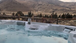Ein Whirlpool mit Blick auf eine gebirgige Landschaft.