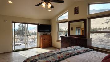 2 bedrooms, desk, travel cot, free WiFi