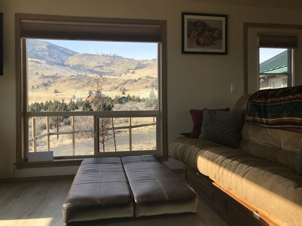 TV connectée, lecteur de DVD, table de tennis de table