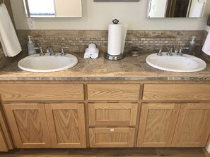 Shower, hair dryer, towels - Adventure | Hot Tub | Pet & Kid Friendly (Summer Lake)