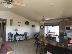 TV connectée, lecteur de DVD, table de tennis de table